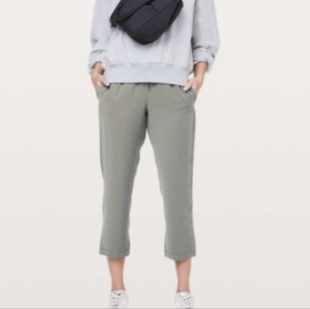 Lululemon Women's Size 6 Green On The Fly Crop 23" Pant EUC